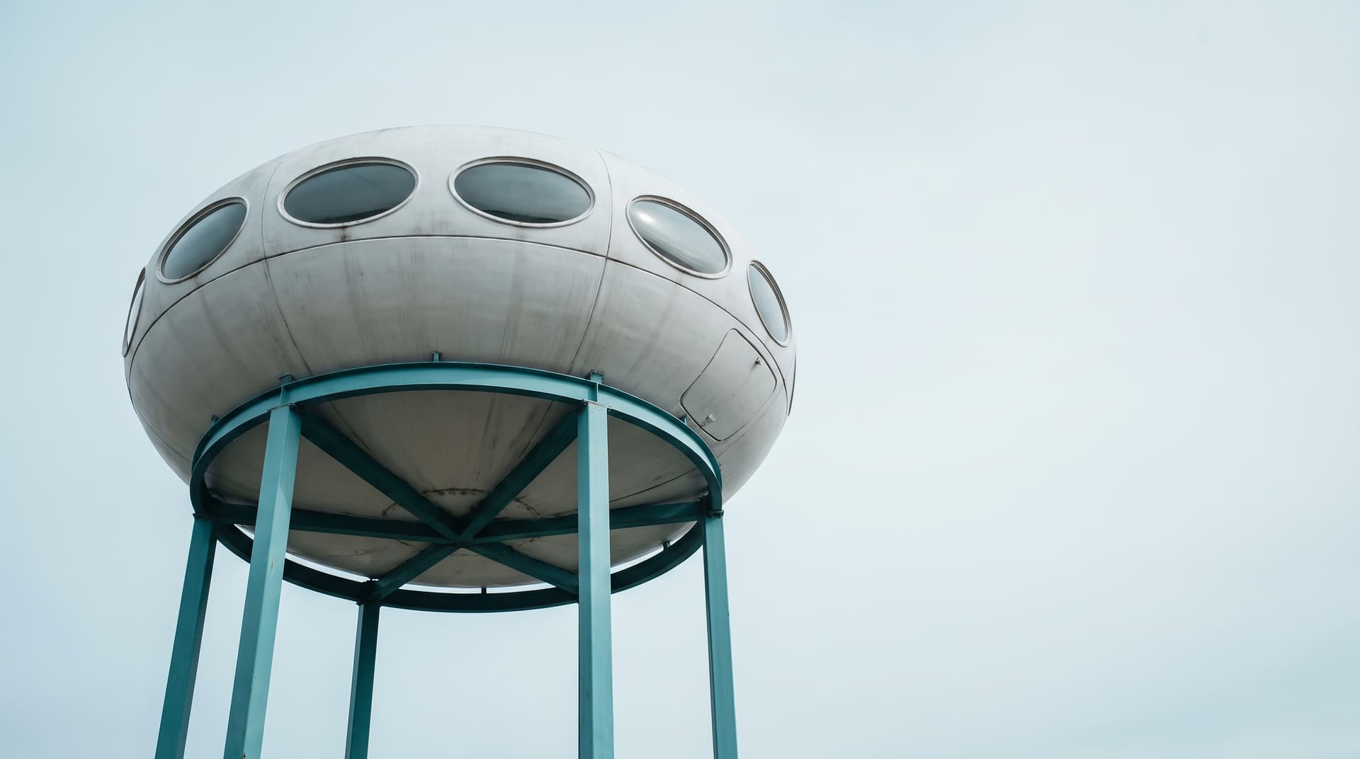 Ufoförmiges Prototyp-Haus aus den 1960er-Jahren auf einem Stahlgestell in Teal, von unten fotografiert