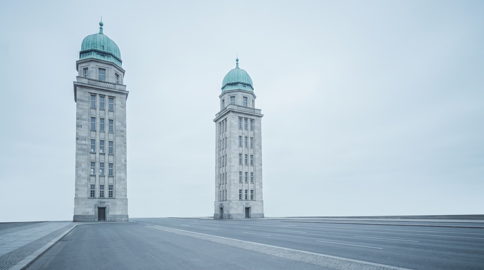 Zwei monumentale Türme mit kupfergrünen Kuppeln an einer breiten Straße unter bedecktem Himmel – Sinnbild für eine KI-Entwicklungspartnerschaft