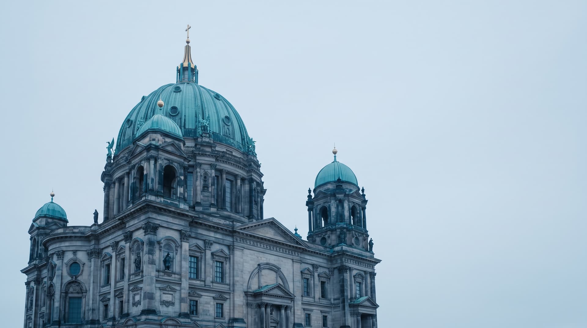Cathédrale de Berlin avec sa coupole de cuivre patiné sous un ciel couvert, vue d'en bas