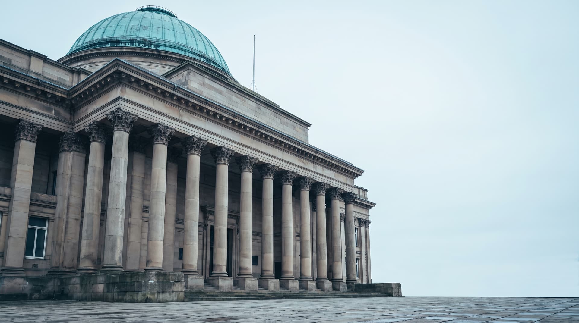 Storico edificio della Borsa con portico a colonne e cupola in rame patinato verde acqua sotto un cielo coperto – immagine dell’IA nei servizi finanziari